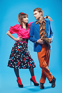 丰富多彩的年轻夫妇穿着彩色的旧时装穿着针刺风格的鲜艳旧时装他们也可以代表1940年末至19初苏联存在的一个青年反文化Stilya图片