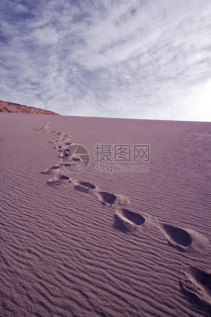 智利南美洲阿塔卡马沙漠谷西班牙人为谷的ValledelaMuerte沙漠丘上的脚印风景优美干旱瓦莱图片