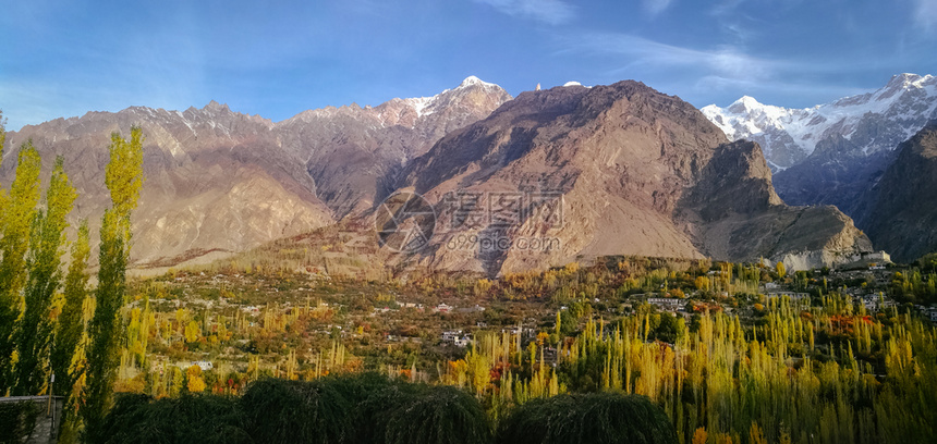 气候秋天Hunza山谷全景巴基斯坦卡拉科姆山脉GilgitBaltistan的UltarSar山有雪盖新鲜自然图片