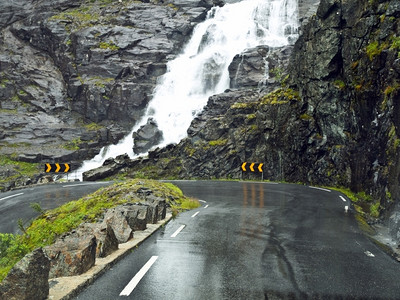 7月1日建党节倾盆大雨Trollstigen的危险湿路挪威劳马的一条山路挪威63号国道的一部分连接劳马的ndalsnes和Norddal的Va背景