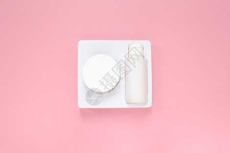 脱皮家庭肤护理系统白包装中贴粉底顶视面平直的浅层美容概念乳霜和补丁美丽粉色的图片