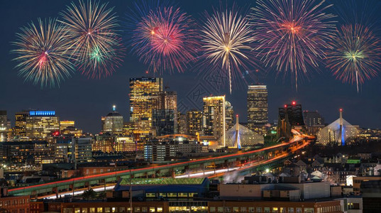 马萨诸塞州状态能够7月4日的波士顿市风和独立日概念可以看到Zakim桥和Tobin大桥在波士顿市景7月4日与独立之间图片