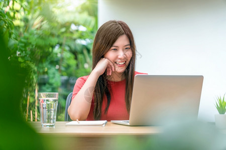 亚洲商业妇女利用技术笔记本电脑在户外家和花园新创办商和企业所有者在家里工作使用技术笔记本电脑与隔离概念共存19年社会距离和自我责图片