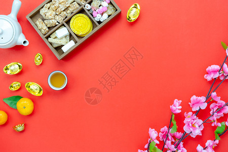食物中文是指富美和幸福的表顶端观月新年假期概念背景Flat在现代古红背景下木篮子白花中的橙色朵日本人背景平面图片