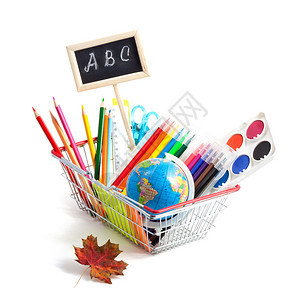 铅笔桌子回到学校概念环球felttip笔彩色调板有粉笔剪刀尺头标购物墨盒中字母ABC的学校黑板叶子图片
