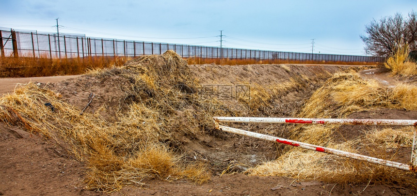驱逐出境记录美国与墨西哥在埃尔帕索的边界围栏开除图片