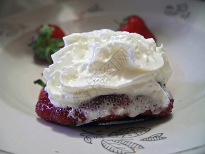 素食主义者自然草莓和奶油甜的图片