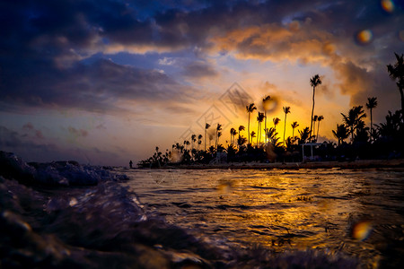 海景加勒比假期蓬塔卡纳热带海滩美丽的日落天堂热带岛屿海滩景观日落拍摄令人难以置信的日落在海洋中热带岛屿上美丽的云景日落拍摄波纹低图片