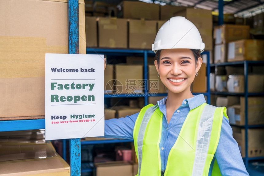 货运贮存亚洲女工身着安全服装的肖像工厂重新开放通知文件在对19年爆发危机商业和出口工概念之后再次欢迎顾客回到当地仓库企业和出口行图片
