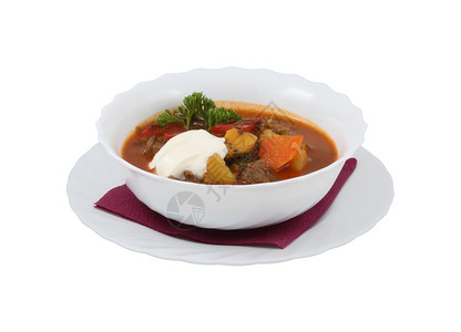 食谱匈牙利汤蔬菜和肉类及孤立背景的匈牙利汤蔬菜和肉类与异地野餐水平的多于图片