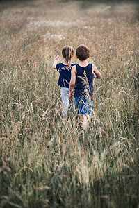 夏天童年迷人的快乐小孩在乡下高草地上玩耍真正的瞬间实现环境图片
