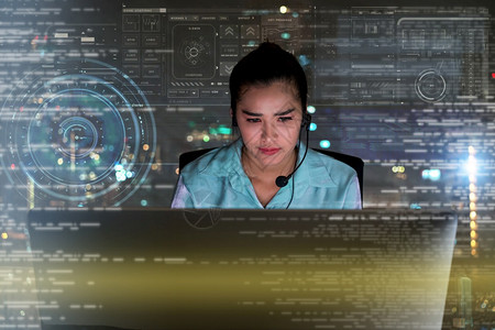 疲劳的难亚洲女商人在晚上办公的电脑辛苦地工作到很晚利用数字虚拟和未来的电子计算机努力运用技术来成功实现概念努力争取成功的亚洲女商图片