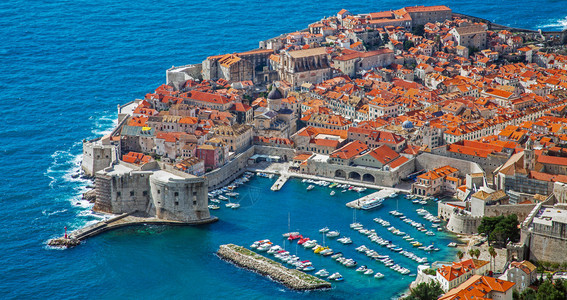 筑城港口和古老镇DubrovnikClorica海港和古老城镇Dubrovnik的景象市中心图片