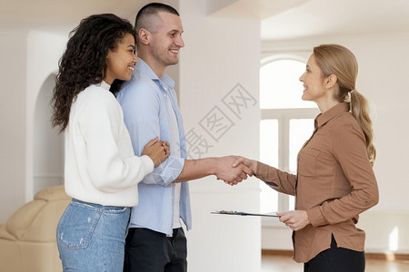 租户所有权桌子女房地产商用两套新房协议握手图片