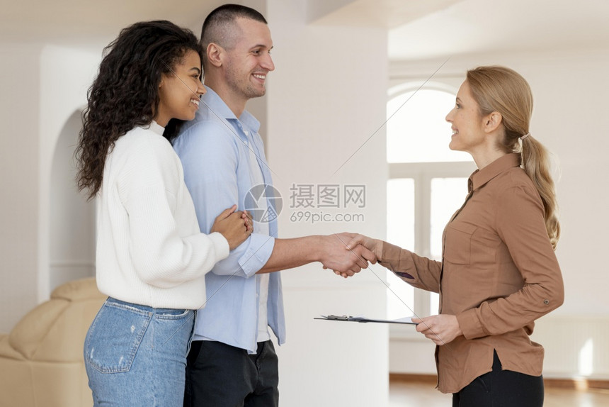 租户所有权桌子女房地产商用两套新房协议握手图片