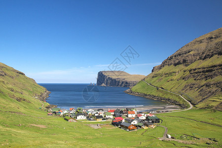爬坡道形成风景如画可欣赏到法罗群岛StreymoyStromo岛上的TjornuvikTjornevig村的壮丽景色从峡湾出口到图片