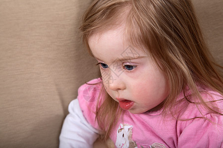 唐氏综合症女孩粉色人士眼睛童年衬衫孩子儿童残障精神疾病图片