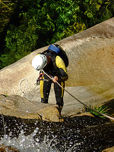 人类抢掠瀑瀑布勇气冒险男性悬崖血统肾上腺素荒野男人假期安全背景图片