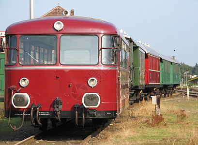 古金列车火车车厢车皮车轮引擎机车机器红色背景图片