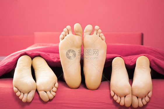 家庭生活唯一性朋友卧室成年人睡眠一部分丈夫男人毯子说谎图片