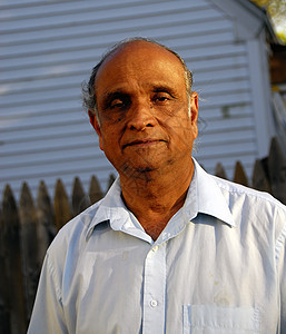 古印度人男性享受退休父亲男人老年定居者活动医疗保险人员背景图片
