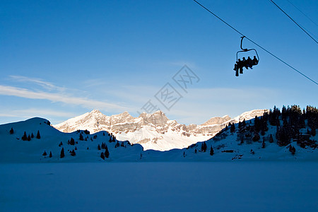 升起滑雪机运动天空树木滑雪者山脉雪景阴影滑雪运输风景图片