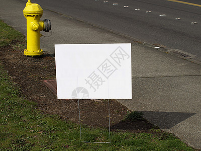 空白路标展示黄色街道消防栓白色人行道背景图片