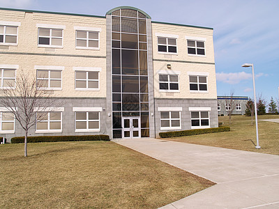 现代建筑的前面民众教育设施大学入口水泥建筑学中心办公室学校图片