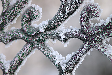 金属的冷冻形态铸铁栏杆格子太空雾凇雪花雪堆背景图片