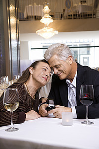 男人向女人求婚照片婚姻餐厅桌子套装妇女两个人微笑餐具夫妻图片