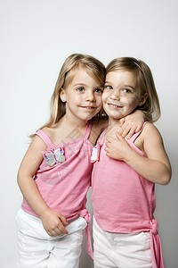 双胞胎女孩姐妹拥抱图片