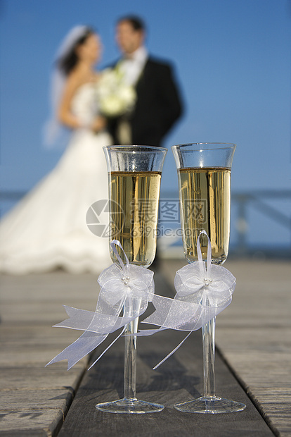 带香槟的新娘和新郎图片