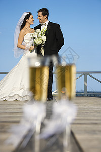 新娘和新郎甲板海滩两个人婚姻女性婚礼中年酒精支撑夫妻图片