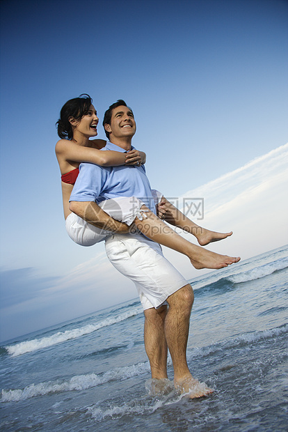 男人怀着女人海洋微笑假期乐趣中年人女性丈夫旅行闲暇男性图片