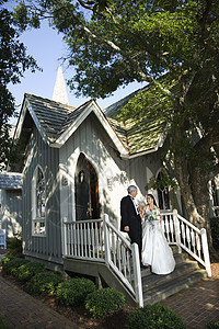 新娘和新郎离开教堂婚礼成人照片婚姻中年男人女性妻子女士丈夫图片