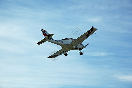 小型飞机在低空从事空中操艺术图片