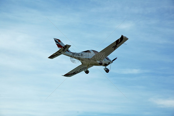 小型飞机在低空从事空中操艺术图片
