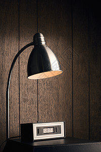 台灯和反时钟静物时间照片木镶板背景图片