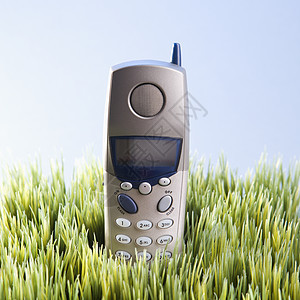 草地上的无线电话讲话电话正方形固定电话照片背景图片