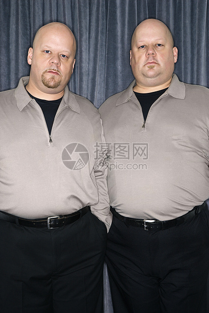 一模一样的双胞胎秃头中年人亲属胡子观众眼神兄弟成人关系两个人图片