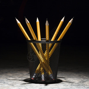 手持的铅笔学习笔筒正方形用品物体办公用品办公室商业图片
