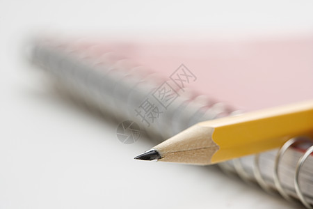 笔记本上的铅笔宏观焦点螺旋束缚学习教育办公用品用品选择性水平图片