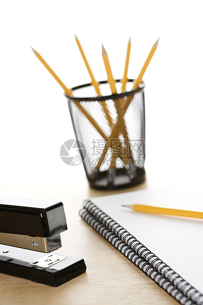办公用品放在桌上办公室铅笔商业学习用品螺旋桌子物体笔记本束缚图片