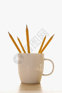 咖啡杯里的铅笔笔筒杯子办公用品办公室商业物体图片