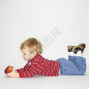 带苹果的男孩童年营养水果金发饥饿正方形儿童小吃金发女郎男性图片