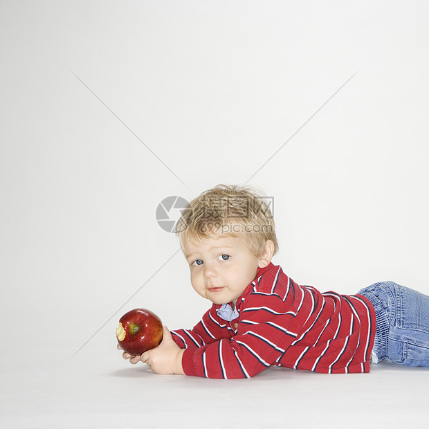 带苹果的男孩正方形男性水果孩子儿童营养童年孩子们金发女郎男生图片