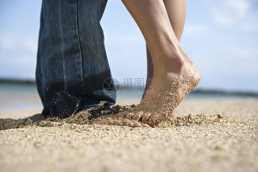 海滩上的一些夫妇旅游夫妻假期热带身体中年人旅行水平女士支撑图片
