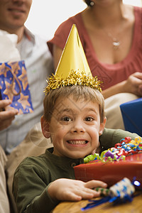 生日派对上的男孩男生眼神男性热情表情礼物女性帽子母亲家庭图片