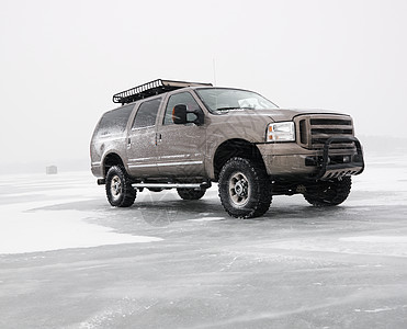 冷冻湖上的卡车高清图片