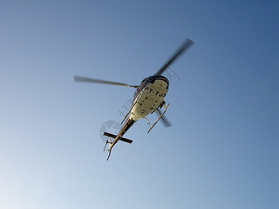 直升机螺旋桨运输菜刀蓝色飞行机航空运输航空天空飞行背景图片